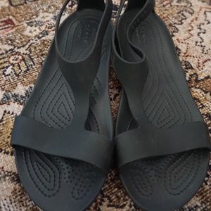 Crocs Serena T strap sandal sz 7